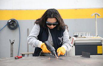 Makine mühendisliği öğrencisi İkra Özdemir babasının kaynakçı atölyesini devralmaya hazırlanıyor