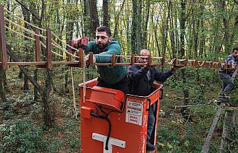 Ormanda sincaplar için köprü yaptılar