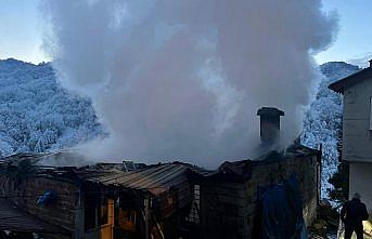 Rize'de çıkan yangında 2 ev kullanılamaz hale geldi