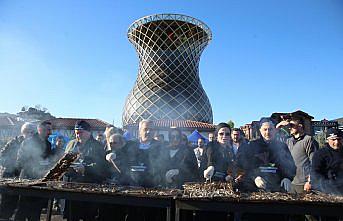 Rize'deki festivalde 2 ton hamsi dağıtıldı