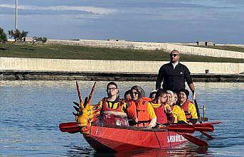 Samsun'da Dragon Bot Yarışları'nda engelli sporcular kürek çekti