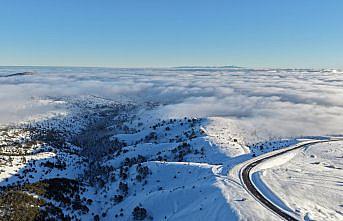 Samsun'da kar altındaki Dürtmen Dağı'nda oluşan sis dronla görüntülendi