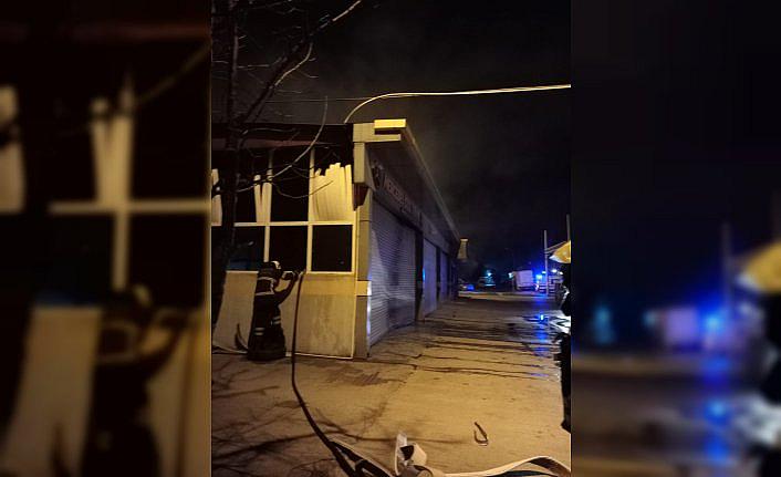 Serviste park halindeki araçta çıkan yangın söndürüldü