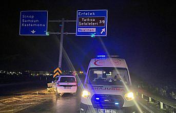 Sinop'ta otomobil yön tabelasının direğine çarptı, 2 kişi yaralandı