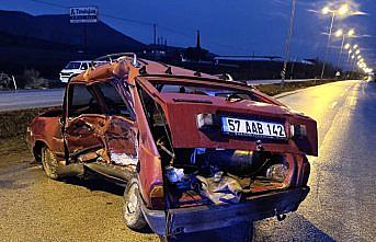 Sinop'ta servis minibüsüyle otomobilin çarpıştığı kazada 1 kişi öldü, 10 kişi yaralandı