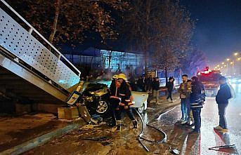 Sinop'ta yaya üst geçidine çarpan otomobildeki 4 kişi yaralandı