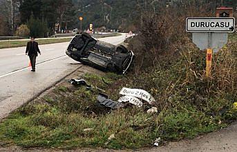 Taşova'da devrilen otomobilin sürücüsü emniyet kemeri sayesinde yara almadan kurtuldu