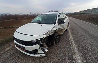 Tokat'ta iki otomobilin çarpıştığı kazada 3 kişi yaralandı