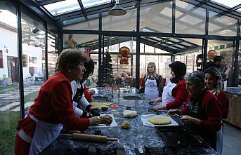 Tokat'ta kadınlar yaptıkları kurabiyeleri çocuklara hediye etti