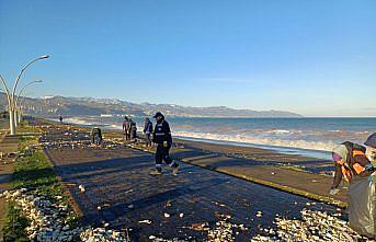 Trabzon'da fırtınada sahile vuran atıklar temizlendi
