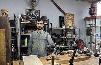 Trabzon'da harita mühendisi ahşabı sanat eserlerine dönüştürüyor