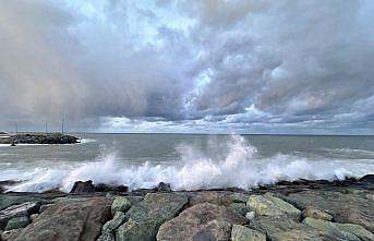 Trabzon'da kuvvetli rüzgar hayatı olumsuz etkiledi
