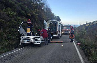 Trabzon'da üzerine kaya parçası düşen otomobildeki 5 kişi yaralandı