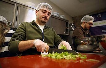 Üniversite öğrencileri YEDAM danışanları için yemek yaptı