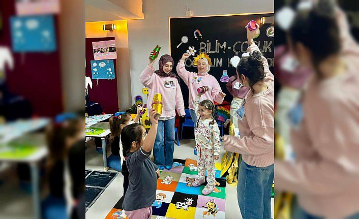 Üniversiteliler, anaokulu öğrencileriyle “Bilim-Çocuk El Ele“ etkinliğinde buluştu