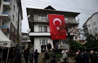 Yalova'da şehit olan polis memuru Turgut Külünk'ün Düzce'deki babaevine Türk bayrağı asıldı