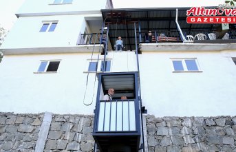 Yaşlı ve engelliler için cami duvarına asansör kurdular