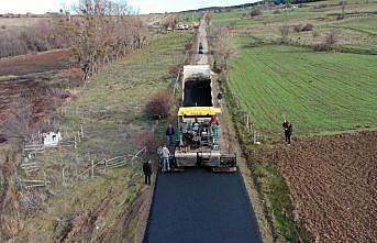 Zirvede karla mücadele, düşük rakımlı köy yollarında asfalt çalışması
