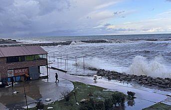 Zonguldak'ta kuvvetli rüzgar nedeniyle taşan deniz Kozlu Limanı'nı su altında bıraktı