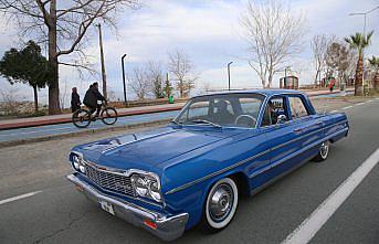 1964 model klasik otomobil Rize sokaklarında ilgi görüyor