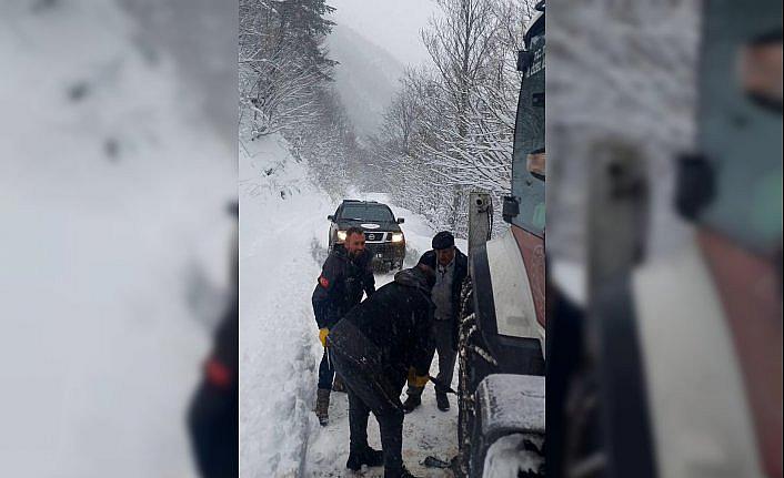 Almus'ta karla mücadele çalışmaları sürüyor