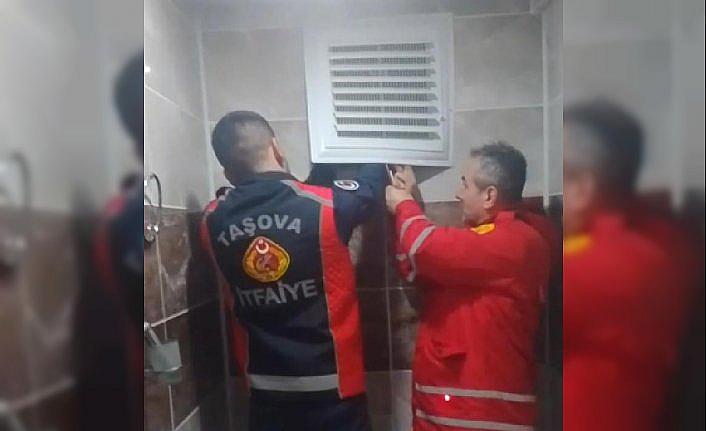 Amasya'da apartman boşluğunda mahsur kalan kargayı itfaiye kurtardı
