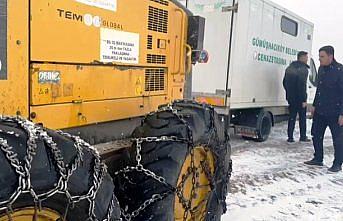 Amasya'da cenaze kardan yolu kapanan köye özel idare ekiplerince ulaştırıldı
