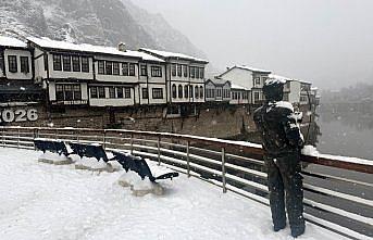 Amasya'da kar yağışının ardından caddeler beyaza büründü