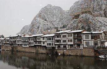 Amasya'da karın ardından caddeler beyaza büründü