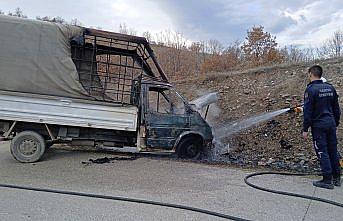 Amasya'da seyir halindeyken yangın çıkan kamyonet kullanılamaz hale geldi