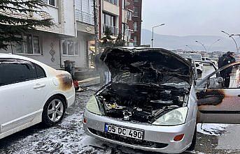 Amasya'da yanan otomobil kullanılamaz hale geldi