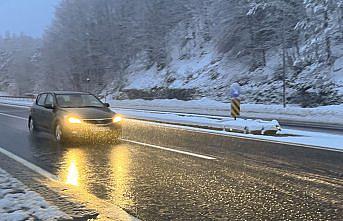 Anadolu Otoyolu ve D-100 kara yolu Bolu Dağı geçişinde kar etkili oluyor