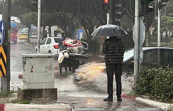 Antalya'da kuvvetli yağış ve fırtına etkili oldu