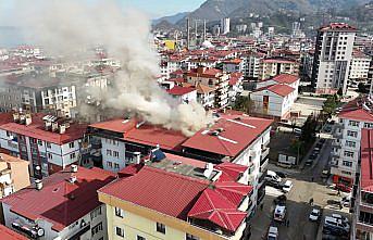 Artvin'de 7 katlı binanın çatısında çıkan yangın söndürüldü