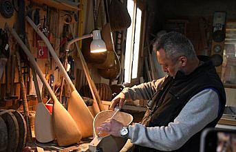 Ata yadigarı atölyede ürettiği el yapımı bağlamalarla “Anadolu'nun sesi“ni geleceğe taşıyor