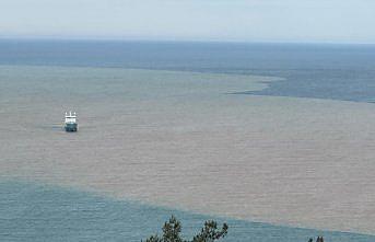 Bartın'da ırmağın taşıdığı çamurlu suyla denizin rengi değişti