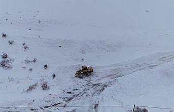Bayburt'ta çığ düşmesi sonucu kapanan köy yolu ulaşıma açıldı