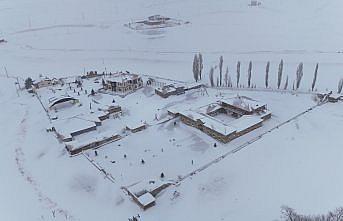 Bayburt'taki Kenan Yavuz Etnografya Müzesi beyaz örtüyle kaplandı