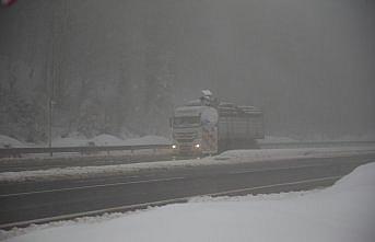 Bolu Dağı'nda kar ve sis etkili oldu