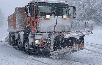 Bolu Dağı'nda kar yağışı nedeniyle ağır tonajlı araçların geçişine izin verilmiyor