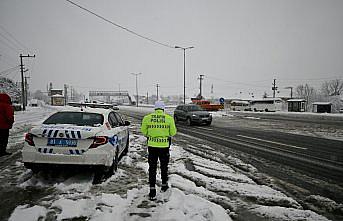 Bolu Dağı'nın Ankara istikameti kar nedeniyle ağır tonajlı araçların geçişine kapatıldı