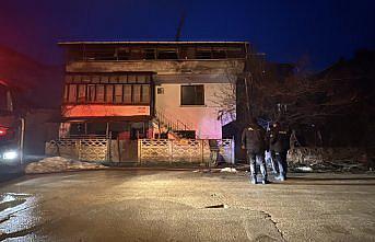 Bolu'da hurdalığa çevrilen metruk binada çıkan yangın söndürüldü