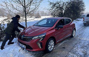 Bolu’da kara saplanan otomobili ormancılar kurtardı