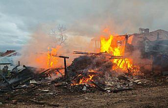 Bolu'da kullanılmayan ahşap köy evi yandı