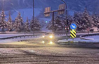 Bolu'da özel öğrenciler aileleri eşliğinde şambrelle karda kaydı