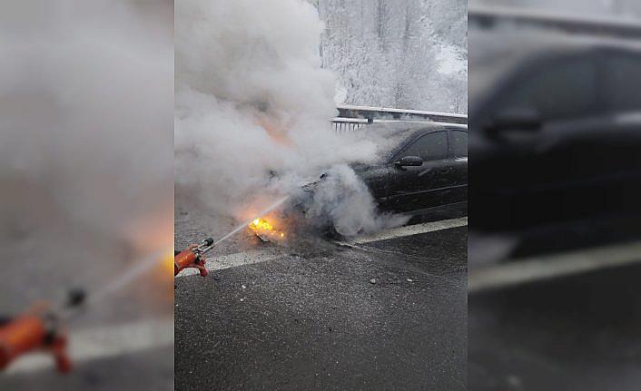 Bolu'da seyir halindeki otomobil yandı