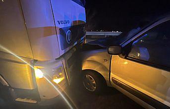 Bolu'da tır ile hafif ticari aracın çarpıştığı kazada 3 kişi yaralandı