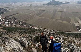 Burdur'da dağda mahsur kalan keçiyi AFAD kurtardı