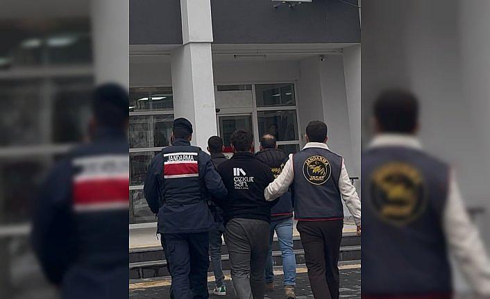 Çorum'da 10 evden hırsızlık yaptıkları iddiasıyla 2 kişi tutuklandı