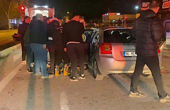 Çorum'da kırmızı ışıkta bekleyen çekiciye çarpan otomobilin sürücüsü yaralandı